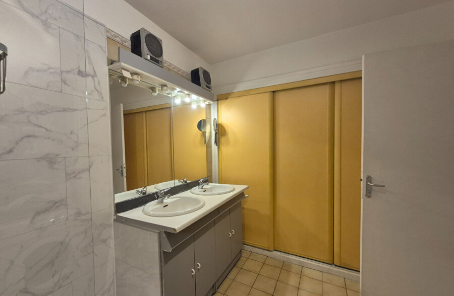 VIEUX LILLE – 4 pieces 97 m2 + balcon + parking + cave 7,5m² + local vélos