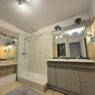 VIEUX LILLE – 4 pieces 97 m2 + balcon + parking + cave 7,5m² + local vélos