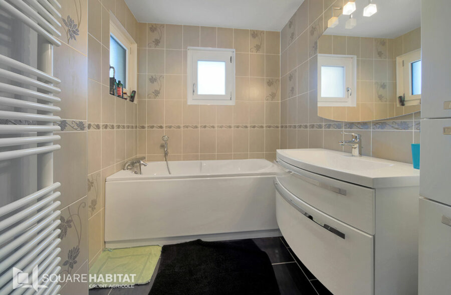 Maison individuelle 134m², 5 chambres, sous-sol complet et jardin