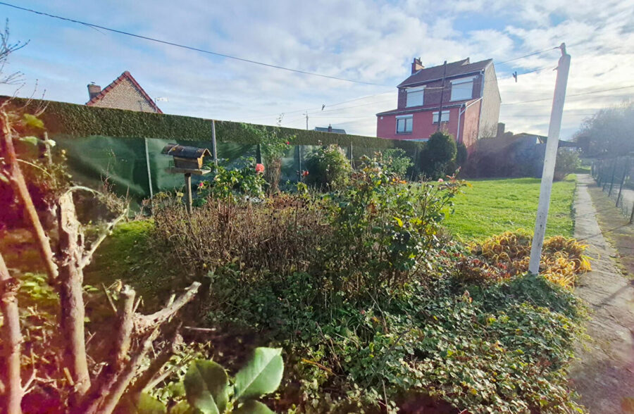 Maison mitoyenne à fort potentiel!!!