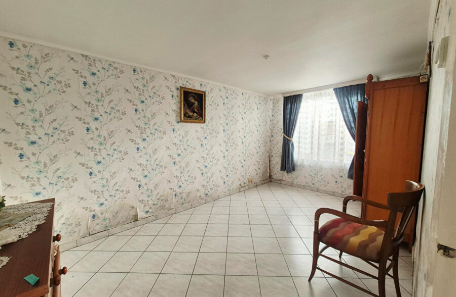 Maison mitoyenne à fort potentiel!!!