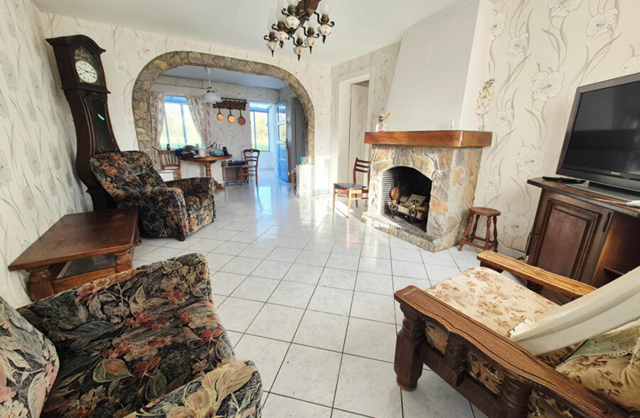 Maison mitoyenne à fort potentiel!!!