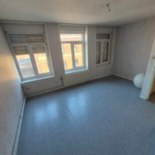 Bâtiment à usage mixte – Opportunité Rare à Attiches