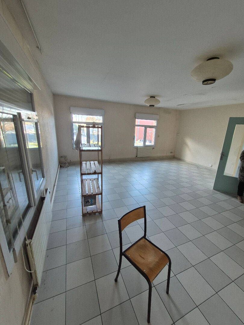 Bâtiment à usage mixte – Opportunité Rare à Attiches