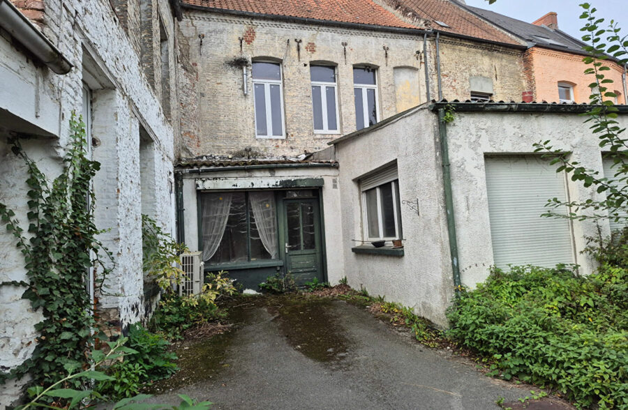 Condé-sur-l’Escaut : Immeuble mixte avec fort potentiel locatif et parking privé