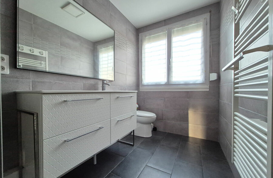 Maison individuelle 3 Chambres + 3  Garages