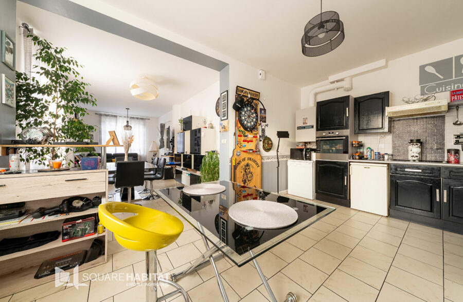 Immeuble comprenant 2 logements et garage