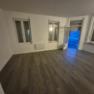 Emplacement n°1 face à la Mairie de Cuincy !