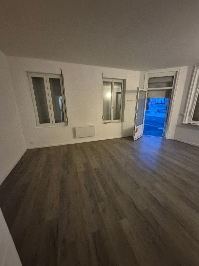 Emplacement n°1 face à la Mairie de Cuincy !