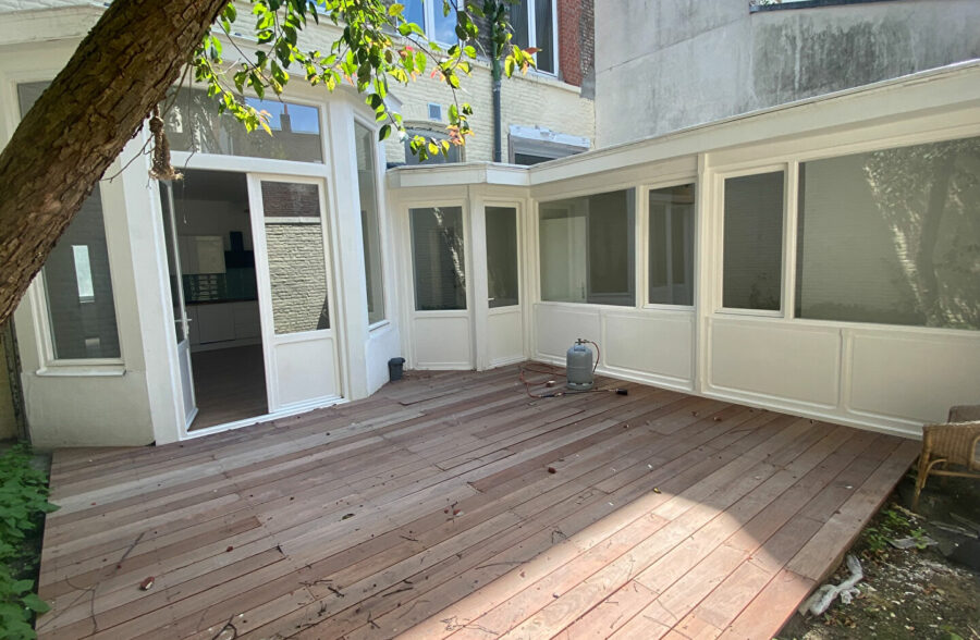 LILLE Nationale – Sacré coeur: T4 entièrement rénové avec une belle cour aérée