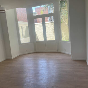 LILLE Nationale – Sacré coeur: T4 entièrement rénové avec une belle cour aérée