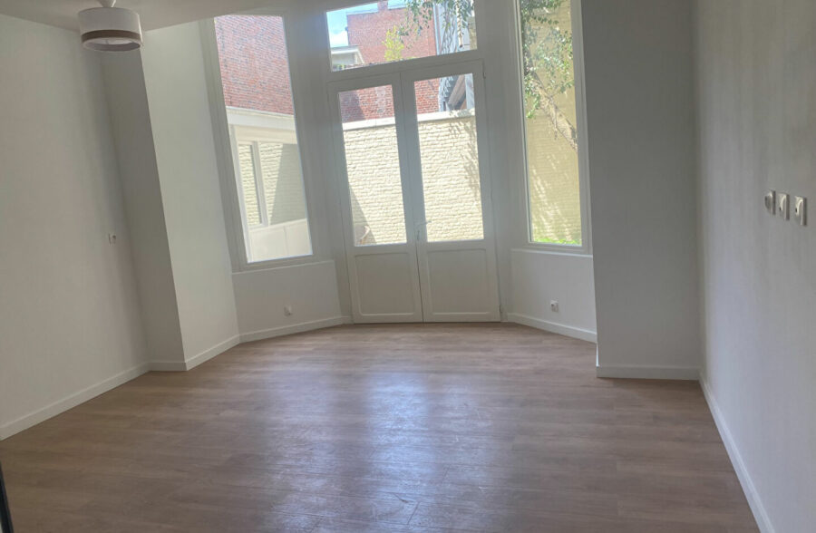 LILLE Nationale – Sacré coeur: T4 entièrement rénové avec une belle cour aérée