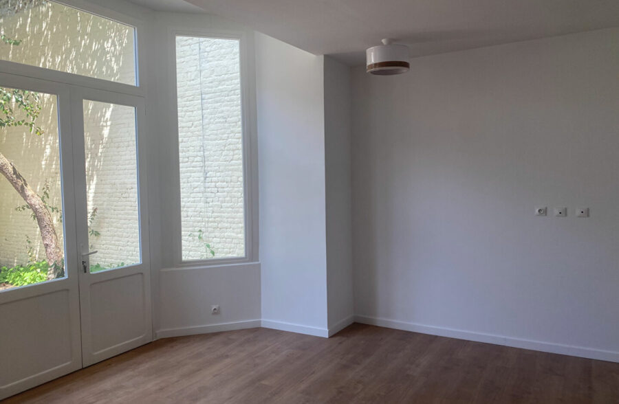 LILLE Nationale – Sacré coeur: T4 entièrement rénové avec une belle cour aérée