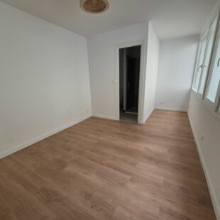 LILLE Nationale – Sacré coeur: T4 entièrement rénové avec une belle cour aérée