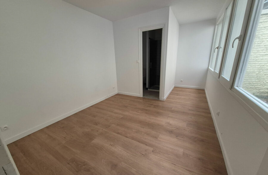 LILLE Nationale – Sacré coeur: T4 entièrement rénové avec une belle cour aérée