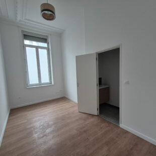 LILLE Nationale – Sacré coeur: T4 entièrement rénové avec une belle cour aérée