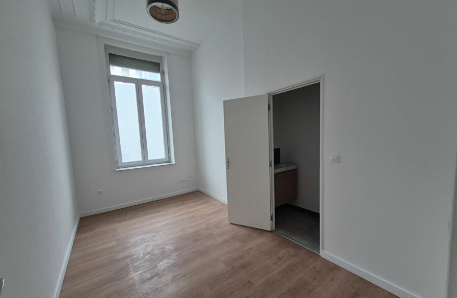 LILLE Nationale – Sacré coeur: T4 entièrement rénové avec une belle cour aérée