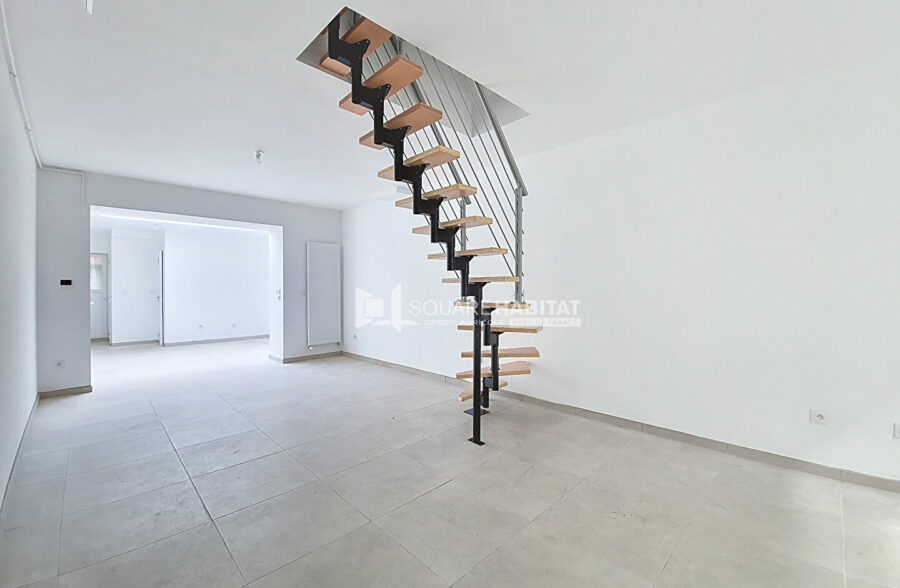 MAISON REFAITE A NEUF 4 CHAMBRES ET EXTERIEUR