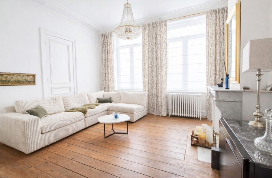 Une maison bourgeoise de caractère, rénovée avec soin et parfaitement entretenue.