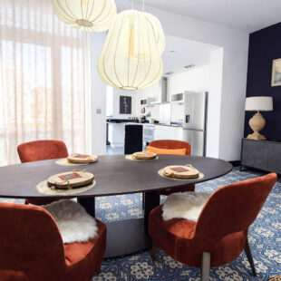 Une maison bourgeoise de caractère, rénovée avec soin et parfaitement entretenue.