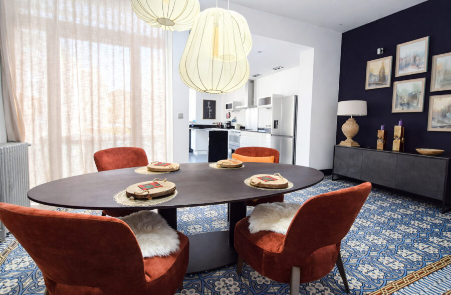 Une maison bourgeoise de caractère, rénovée avec soin et parfaitement entretenue.