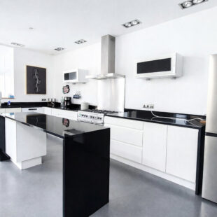 Une maison bourgeoise de caractère, rénovée avec soin et parfaitement entretenue.