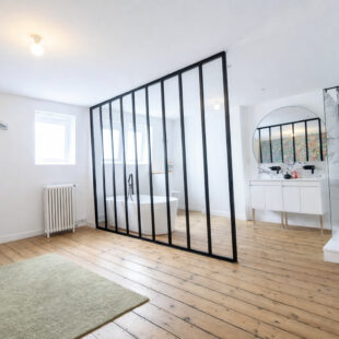 Une maison bourgeoise de caractère, rénovée avec soin et parfaitement entretenue.