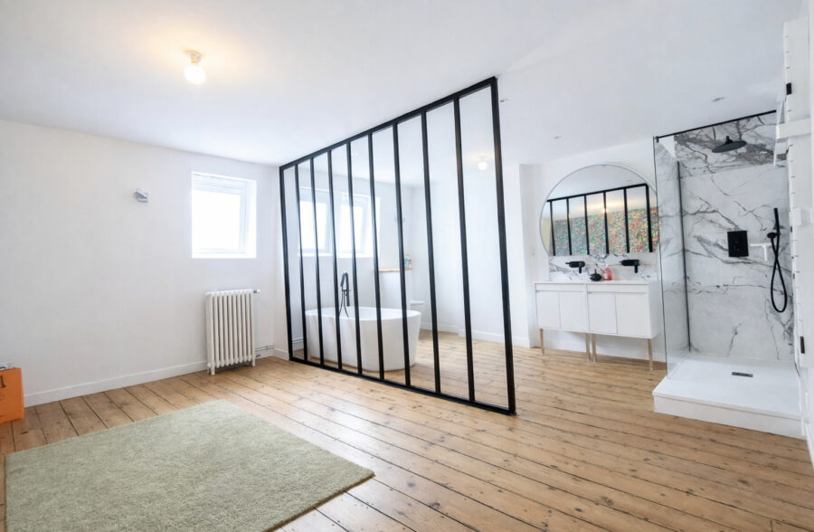 Une maison bourgeoise de caractère, rénovée avec soin et parfaitement entretenue.