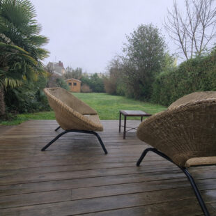 Une maison bourgeoise de caractère, rénovée avec soin et parfaitement entretenue.