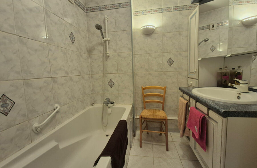 APPARTEMENT DOUBLE SEJOUR 3 CHAMBRES LOGGIA ET PARKING EN HYPER CENTRE