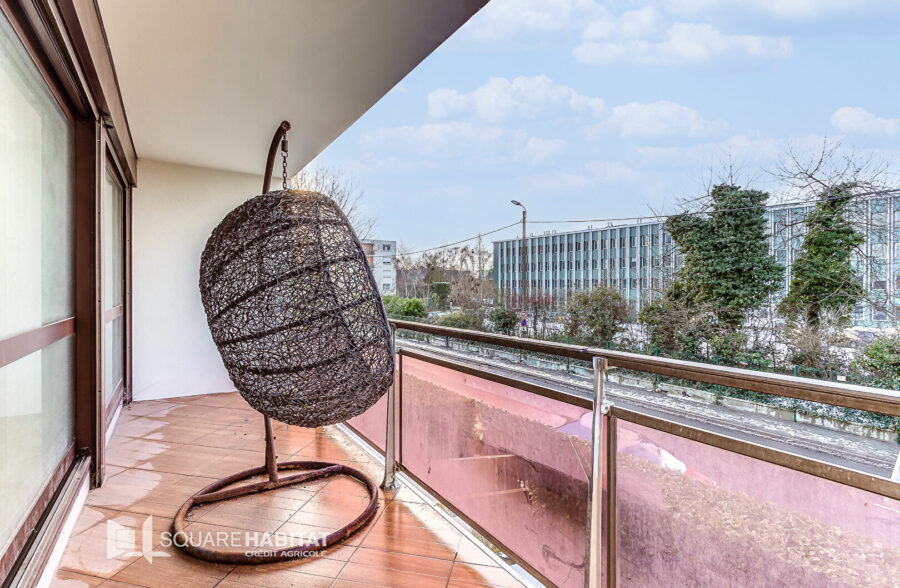 PROCHE BUS ET METRO APPARTMEENT DANS UNE RESIDENCE SECURISEE AVEC 2 CHAMBRES – BALCON – GARAGE ET CAVE