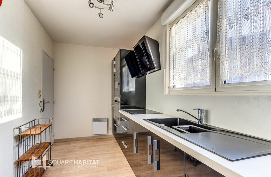 PROCHE BUS ET METRO APPARTMEENT DANS UNE RESIDENCE SECURISEE AVEC 2 CHAMBRES – BALCON – GARAGE ET CAVE