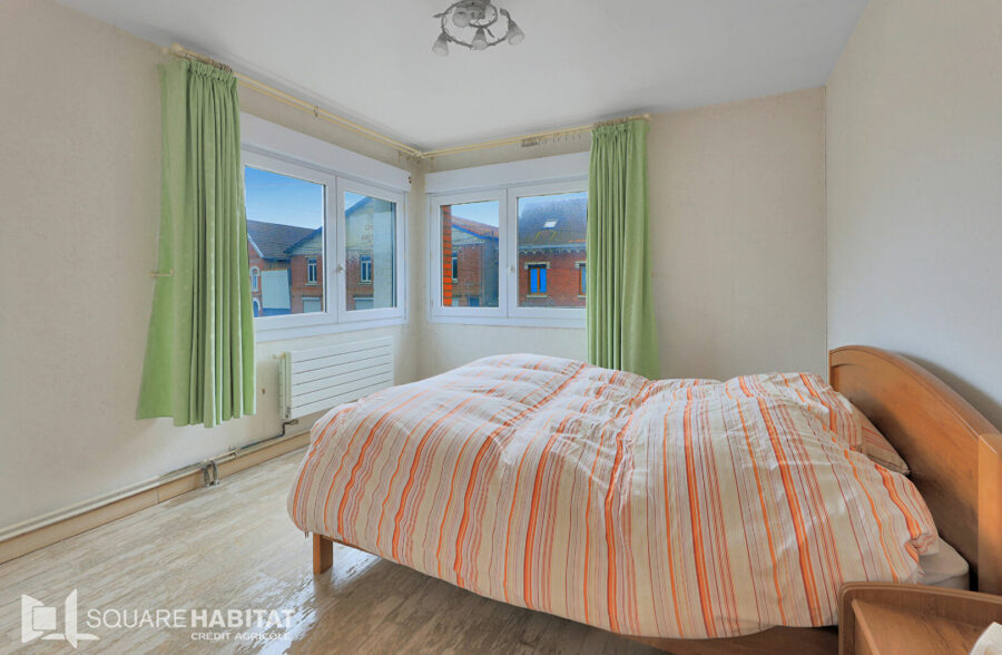 Maison  individuelle de 106 m²  et  garages fermés